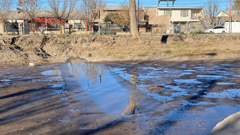 Los vecinos del Anai Mapu denunciaron que por el derrame de cloacas llamaron a ARSA pero no le dan solución.