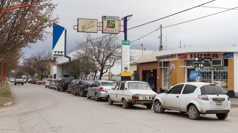 Largas colas de autos en las estaciones de servicio para cargar combustible