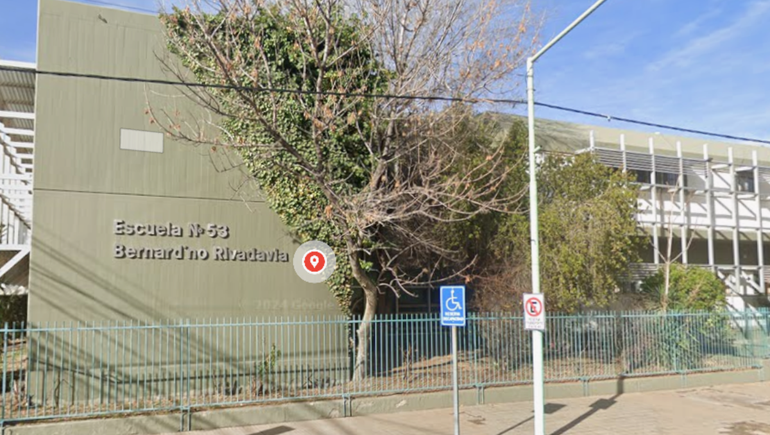 La administraci&oacute;n de la EEBA funciona en la Escuela 53, sobre la calle Hip&oacute;lito Yrigoyen.&nbsp;