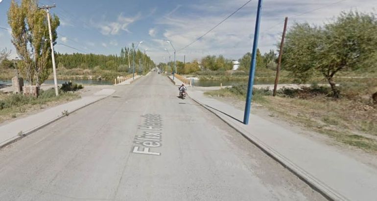 El puente de la calle Félix Heredia, que cruza el canal principal de riego, en cuyas cercanías se habría producido el ataque. 