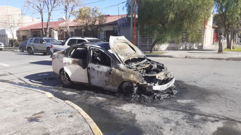 El taxi Fiat Siena resultó destruido por el fuego. Ocurrió este jueves en Miguel Muñoz y Perú de Cipolletti. 