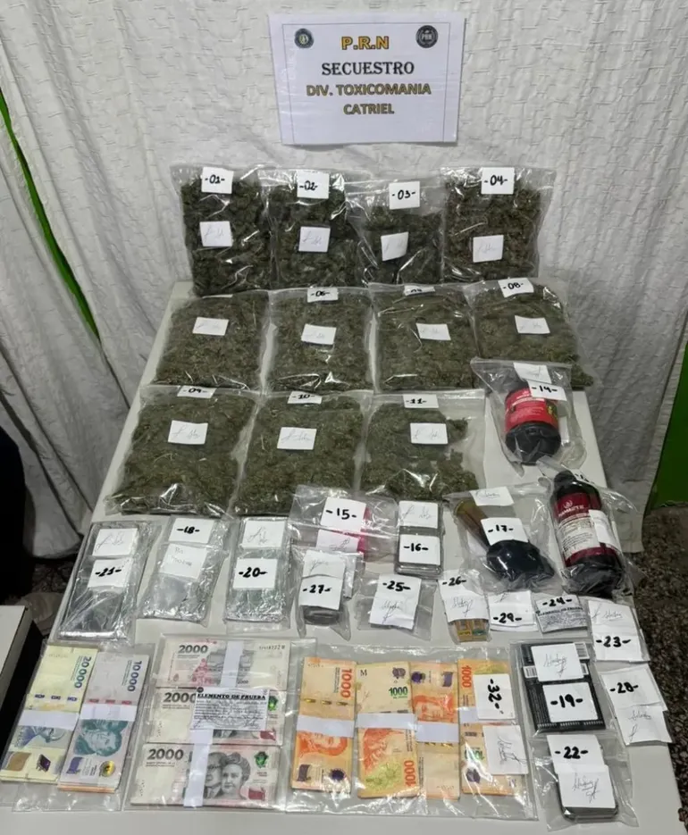 Como parte del procedimiento, se detuvo a una pareja integrada por un hombre de 23 a&ntilde;os y una mujer de 25.&nbsp;