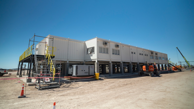 El centro de control integrará todos los sistemas dentro de la planta en conexión permanente con la oficina central de Buenos Aires. El centro de control integrará todos los sistemas dentro de la planta en conexión permanente con la oficina central de Buenos Aires.