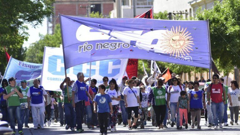 Gremios de Río Negro y Neuquén bloquearán el tránsito en los puentes.