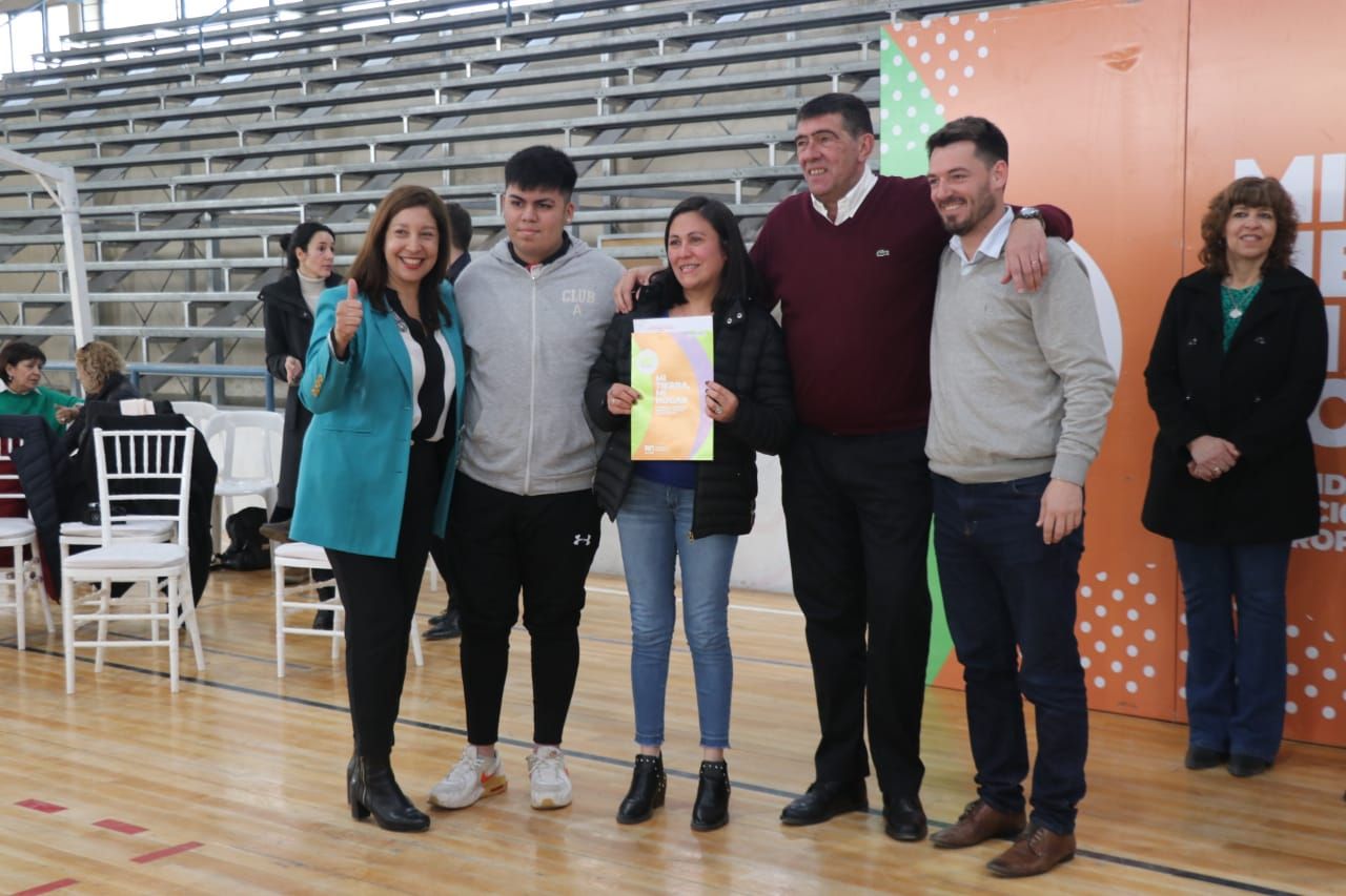 Entregaron 111 escrituras a familias cipoleñas