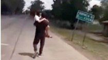 padre camino 5 kilometros con su hija con cancer en brazos