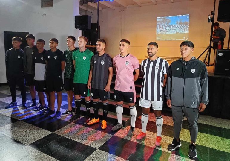 Cipolletti tendrá tres camisetas diferentes más la de arquero y la ropa de entrenamiento. Foto: Juan Pablo Andrez