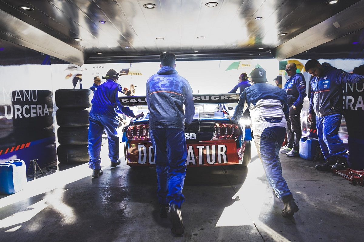 El auto de Manu Urcera saldrá de boxes para seguir en lo más alto del campeonato.&nbsp;