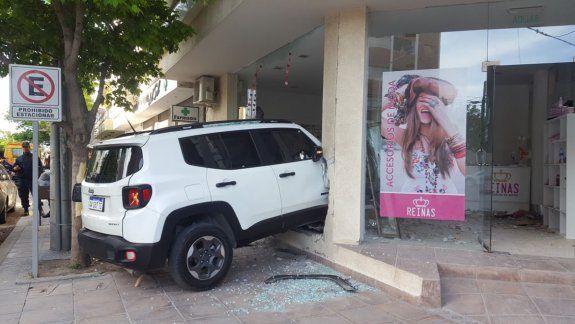 La camioneta se incrustó en un comercio ubicado en el Hotel Polans.
