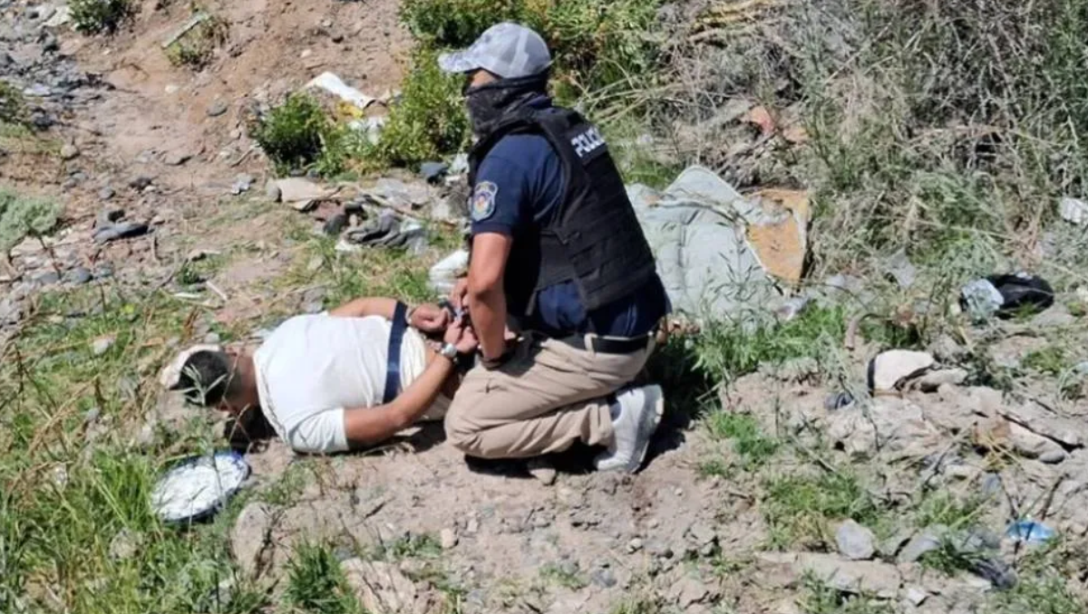 Uno de los integrantes de la peligrosa banda delictiva quiso escapar a la carrera pero fue reducido en medio de unos cañadones.