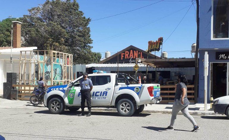 Personal municipal con acompañamiento de policías procedió a la clausura del local.