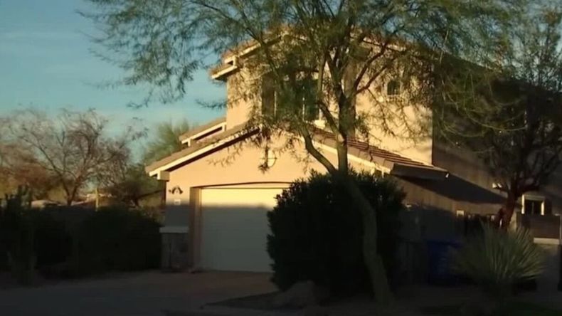 Una patrulla policial custodia la escena del crimen tras el hallazgo del cuerpo en el patio del vecino.