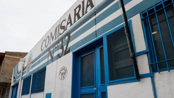 Denuncian a un policía por explotar y extorsionar a dos golondrinas 