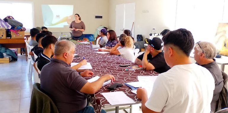 Los cursos de capacitación, como el de soldadura, se brindan en el salón de usos múltiples (SUM) de la organización Ubuntu Ferri, en la toma de las vías de Ferri.
