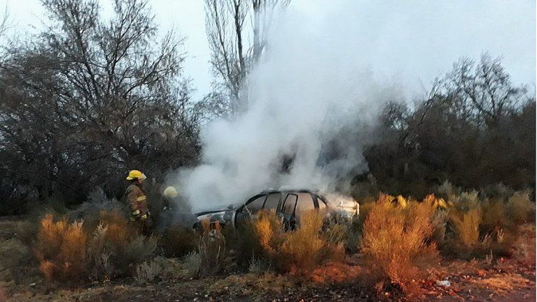 Dejó calentando el auto, se lo robaron y lo prendieron fuego