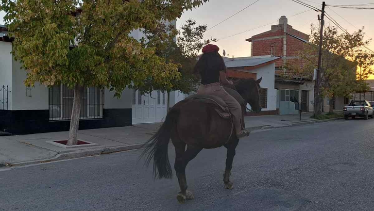 La joven de 18 años galopando por las calles de Oro. La joven de 18 años galopando por las calles de Oro.