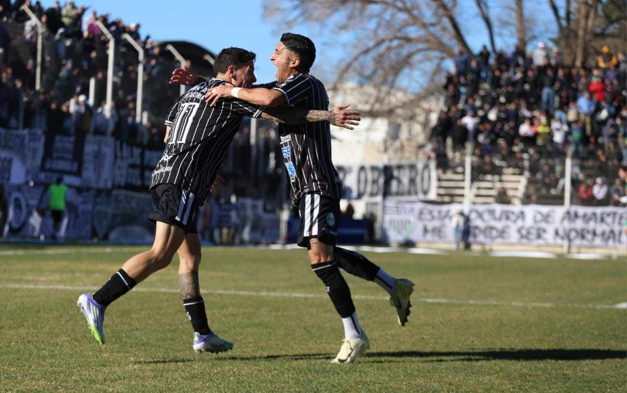 Vella fue la figura con dos golazos. En el festejo, el grito junto a Gonzalo Lucero. Fotos: Omar Novoa