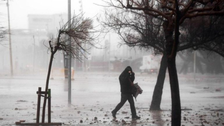 El Servicio Meteorológico Nacional (SMN) informó que el ingreso de una masa de aire polar. Foto: Crónica.