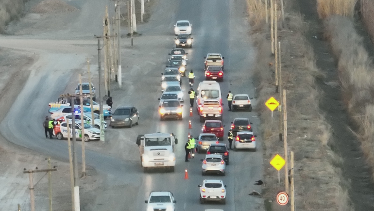 La Policía de Río Negro desplegó un control sobre los ingresos a Cipolletti. Identificaron a 1250 personas.