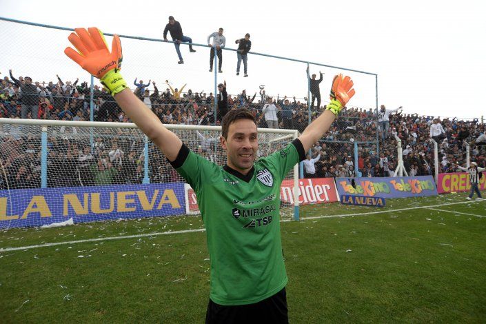 Matías Alasia festejando tras los penales contra Arsenal por Copa Argentina en Cutral Co.&nbsp;