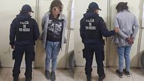 La mujer atrapada por policías de la Comisaría 32 en el interior de la tienda de la calle La Esmeralda. 
