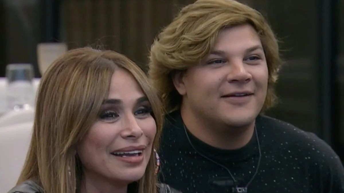 Emma y la Gata Noelia dentro de la casa de Gran Hermano