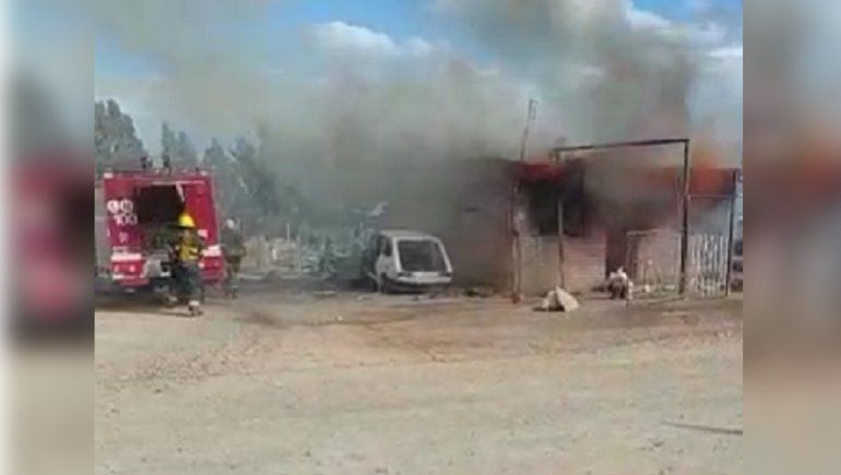 Una madre rescató a su bebé de un incendio que consumió su casa
