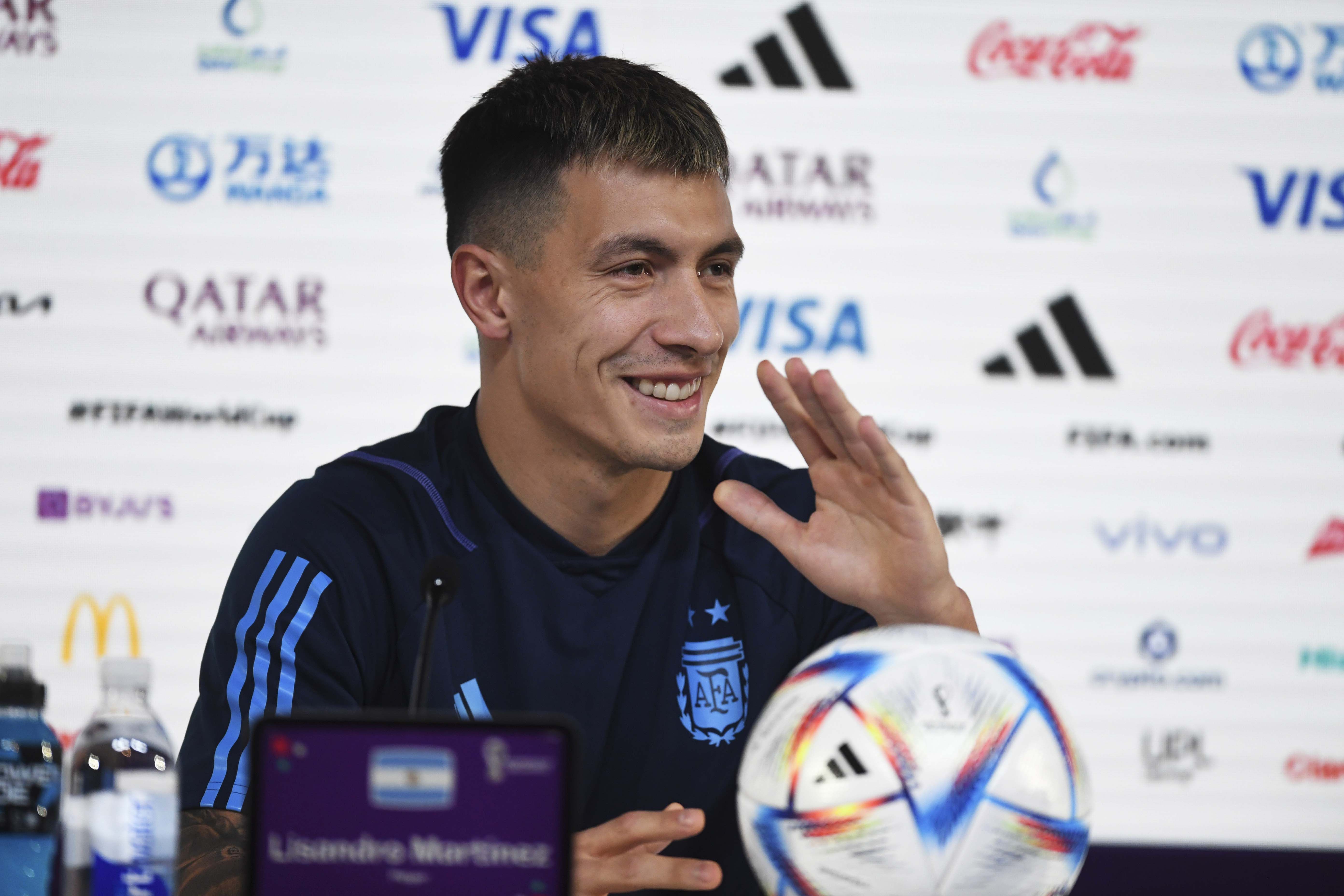 La gran Tevez: crack argentino se trabó con el inglés en vivo y hubo risas