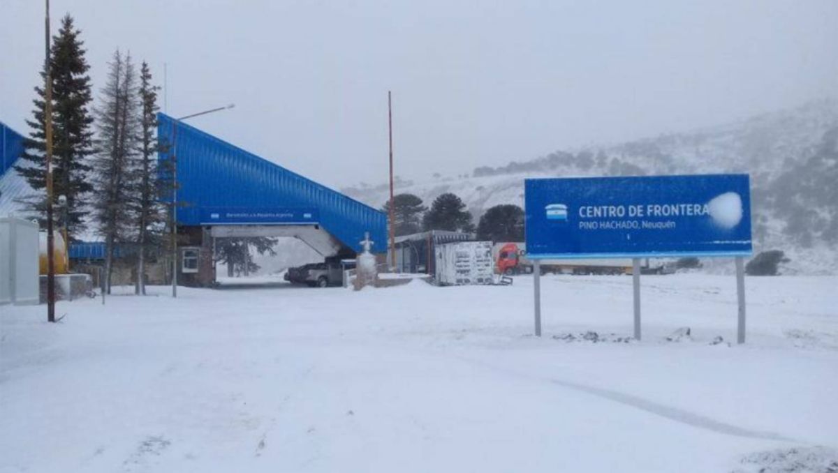 El paso Pino Hachado se encuentra azotado por nevadas.