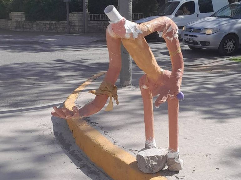 Decapitado. Este sábado, tras los festejos en la ciudad por Halloween, así amaneció el Muñeco.