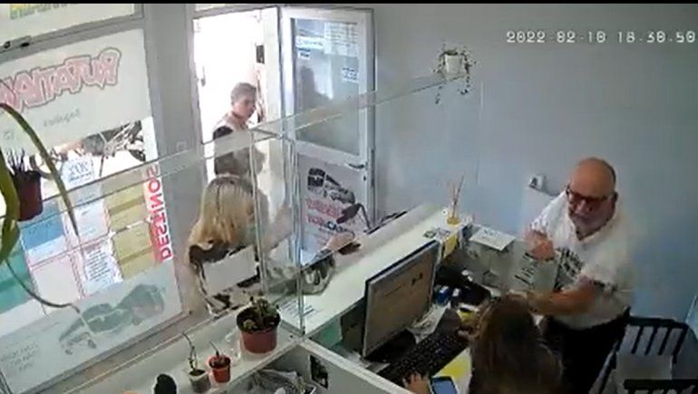 Un referente de DD. HH. golpeó a una empleada por la demora en un micro