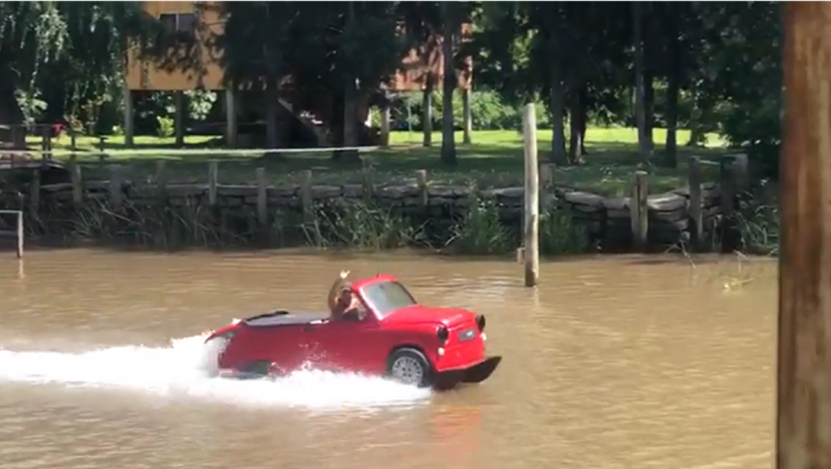 Transformó su Fiat 600 en una lancha y es furor en el Delta