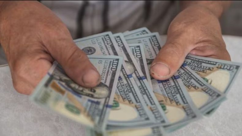 Aumenta el plazo fijo en dólares: cuánto gano si deposito 1.600 dólares a 30 días
