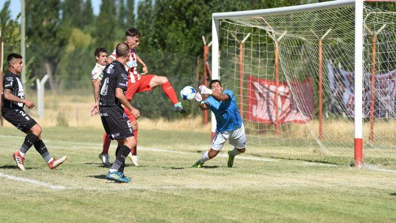 Crespo seguiría en el arco y Opazo sería el 9 titular