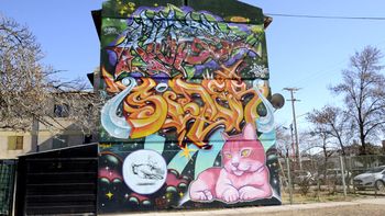 El mural en altura que el cipoleño Sider1 realizó junto a Nube, el impulsor, y la roquense Atis.