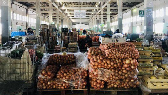Reclaman a Neuquén que libere los camiones de frutas y verduras