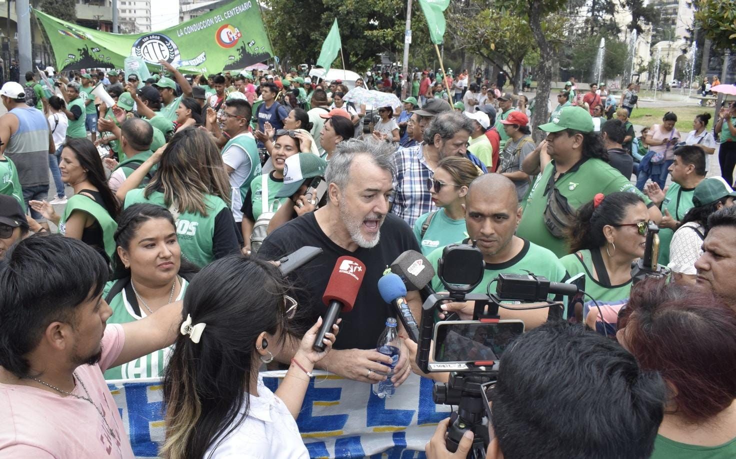 Aguiar durísimo con el nuevo presidente: ”La motosierra de Milei empieza por el aguinaldo