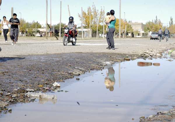 Desborde cloacal afecta al Anai Mapu