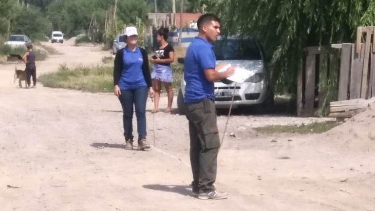 Trabajadores sociales y técnicos territoriales del Municipio recorrieron ayer los asentamientos 2 y 10 de Febrero.