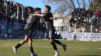 Vella fue la figura con dos golazos. En el festejo, el grito junto a Gonzalo Lucero. Fotos: Omar Novoa