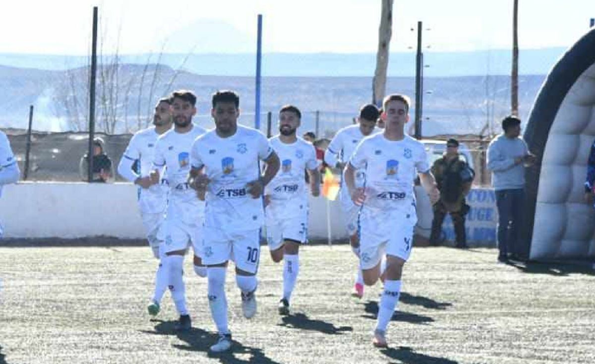 Lucas Mellado (10), de penal, marcó para el conjunto neuquino en La Pampa. Foto: archivo&nbsp;
