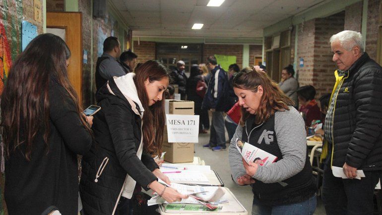 Anticipan una tarde caótica de votantes en las escuelas