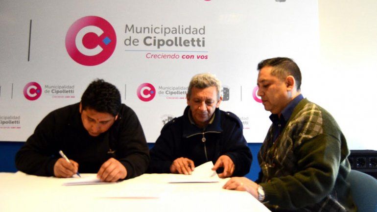 Los propietarios firman su compromiso ante Eduardo Romero.