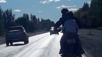 inconsciente: iba en moto por ruta 22 con su pequeno sin casco