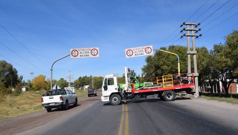 El tránsito está cortado en el primer tramo de la Ruta 151. Estiman que alrededor de las 16 la circulación volverá a estar habilitada. 
