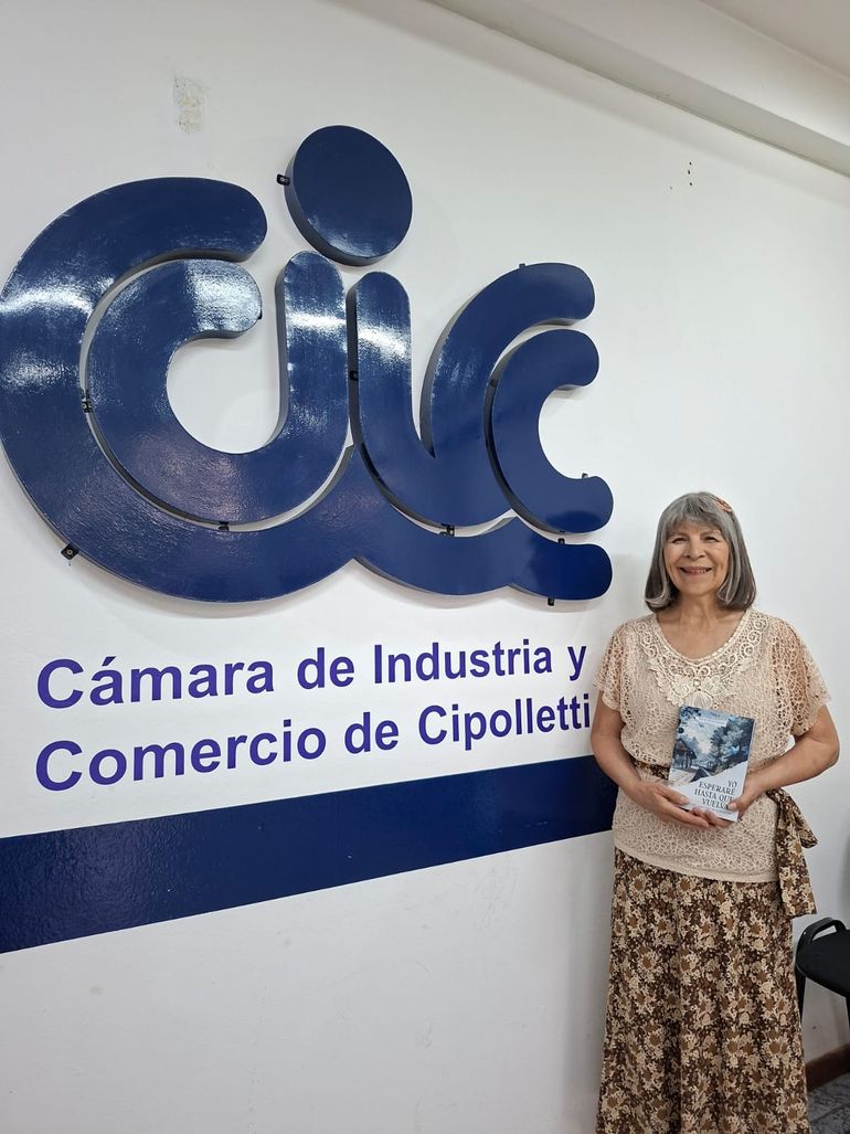 Irene Montesino, licenciada en Servicio Social y escritora, también presentó su libro en la Cámara de Industria y Comercio local.