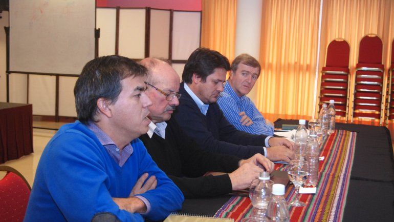 Funcionarios de Río Negro y Neuquén y jefes comunales de la región se reunieron en la sede local de la Capeac.