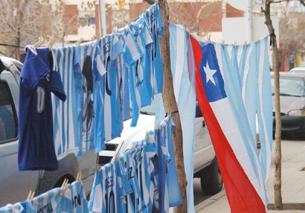 El Mundial ya empezó a jugarse en el comercio local