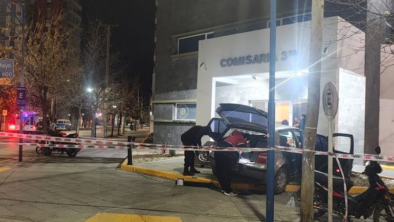 El Volkswagen Golf color gris quedó sobre la vereda de la Comisaría 3ra. El cartel institucional impidió que se metiera en el edificio. El conductor fue demorado y luego trasladado al hospital.&nbsp;