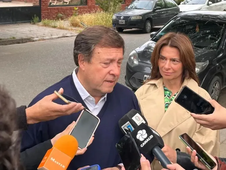 El Gobernador emitió su voto acompañado por su candidata, Andrea Confini.    El Gobernador emitió su voto acompañado por su candidata, Andrea Confini.
